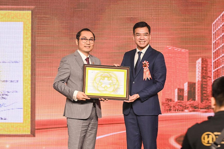 Đại diện bộ y tế trai quyết định cấp phép hoạt động bệnh viện tạo hình thẩm mỹ Dr.Hải Lê