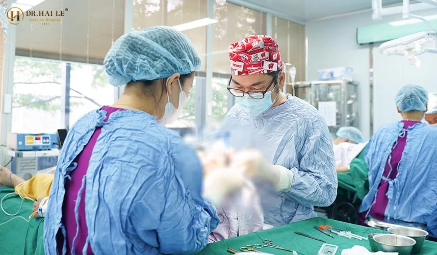 Việc đánh giá khách quan và so sánh chi tiết các chỉ số y khoa giữa các phương pháp thẩm mỹ mắt đóng vai trò then chốt