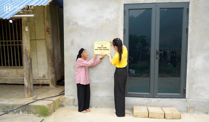 (Qũy Đôi Bàn Tay) Giữa Núi Rừng Tuyên Quang - Một Mái Ấm, Một Đời Nhẹ Lại 4 Qũy đôi bàn tay Dr.Hải Lê trao tặng căn nhà tình thương cho bà Mã Thị Giai